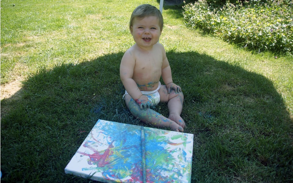 Kliederen met dreumes creatief met kind