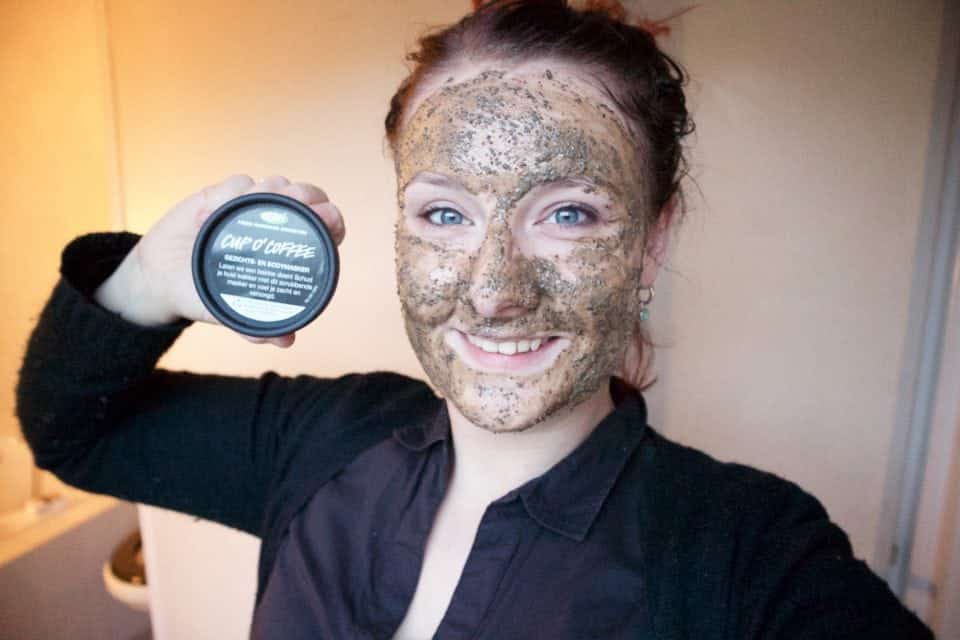 Lush Cup O'Coffee Gezichts-en Bodymasker review momambition