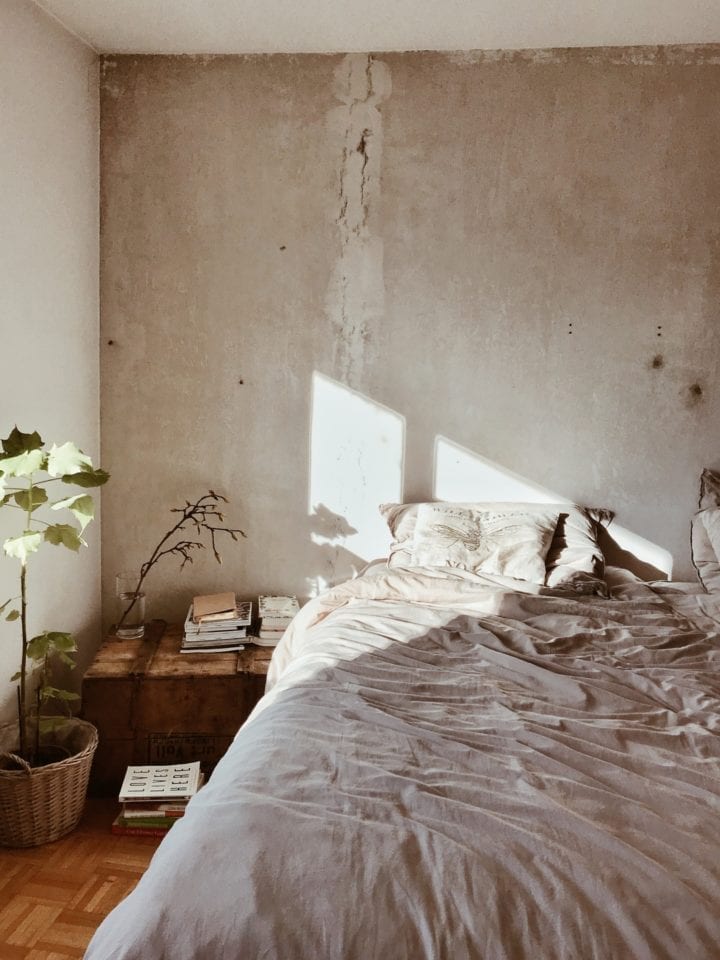 momambition woonblog In 5 stappen naar een vernieuwend, industrieel interieur industriele lamp industriele muur beton muur